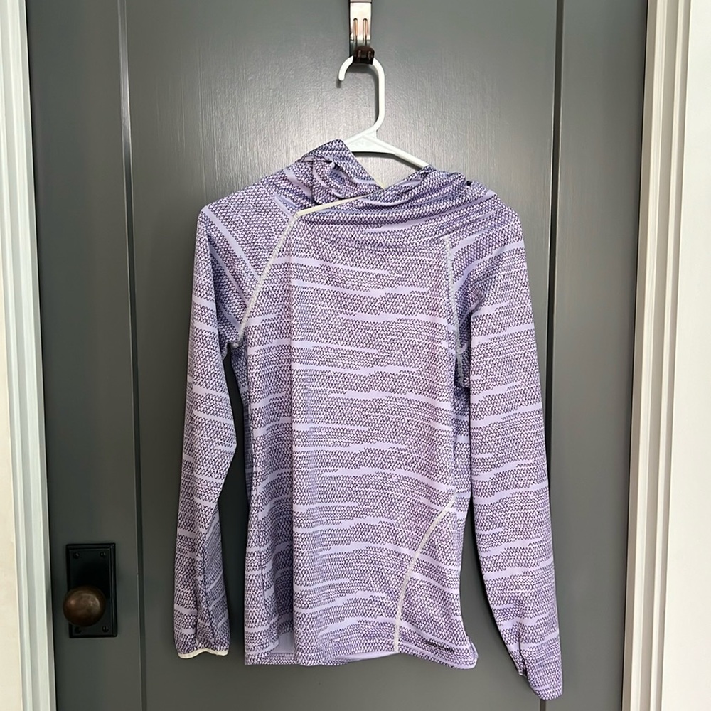 Patagonia light weight pullover with a hood.